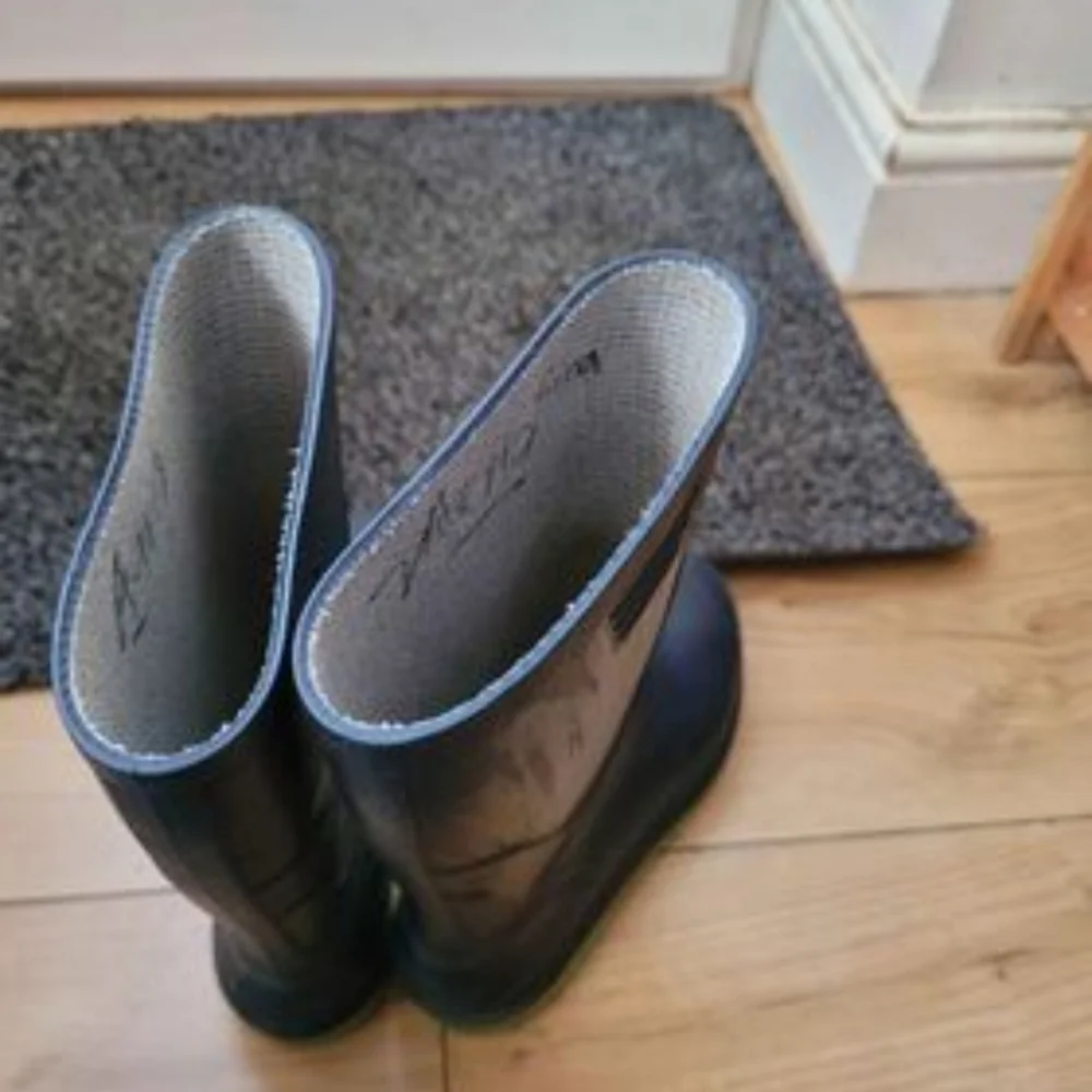Older Boys wellies size 1 boots - Picture 2 of 3